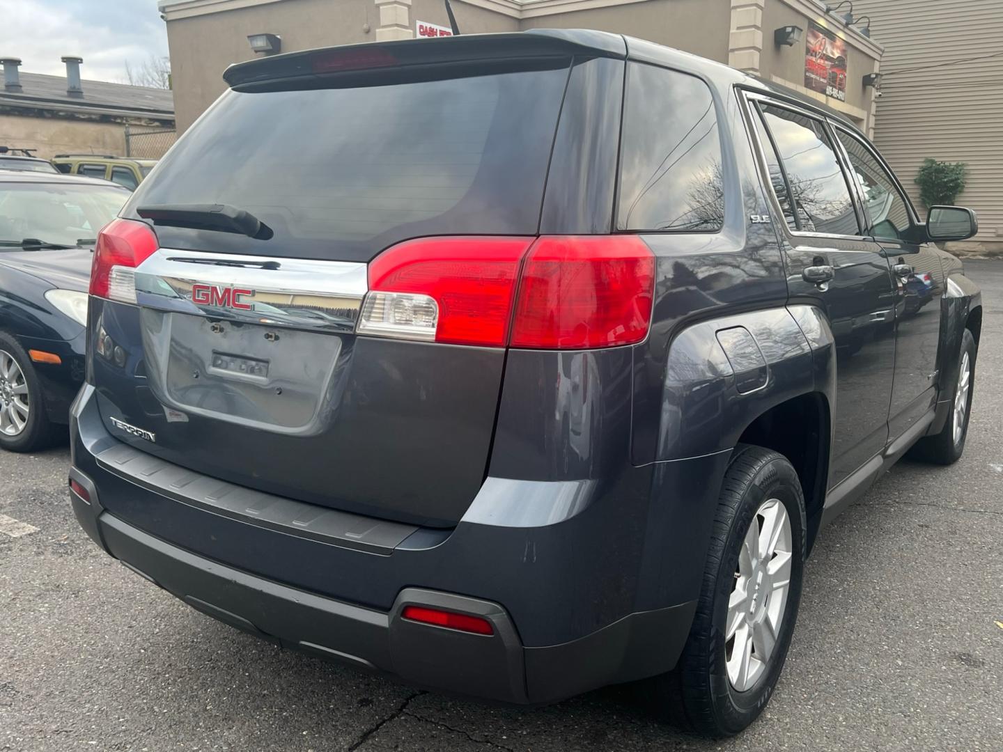 2011 charcoal /Gray GMC Terrain SLE1 FWD (2CTALMEC0B6) with an 2.4L L4 DOHC 16V engine, 6 SPEED AUTOMATIC transmission, located at 1018 Brunswick Ave, Trenton, NJ, 08638, (609) 989-0900, 40.240086, -74.748085 - Photo#7